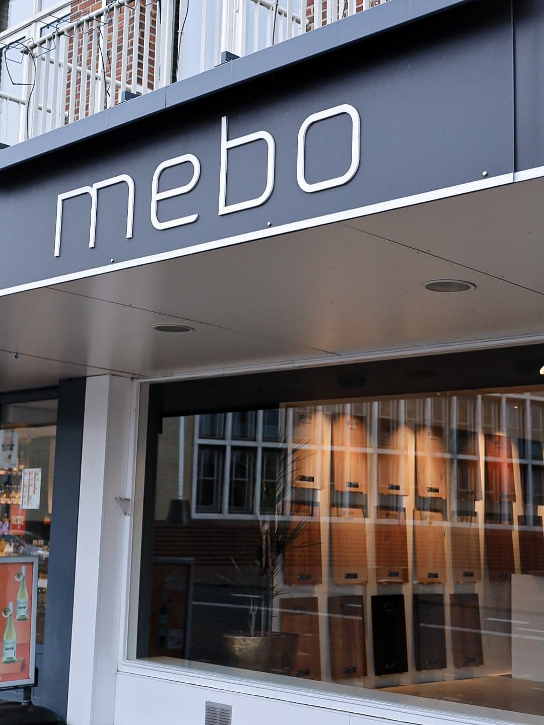 Ontwerpgesprek in de showroom van Mebo met materiaalstalen op tafel